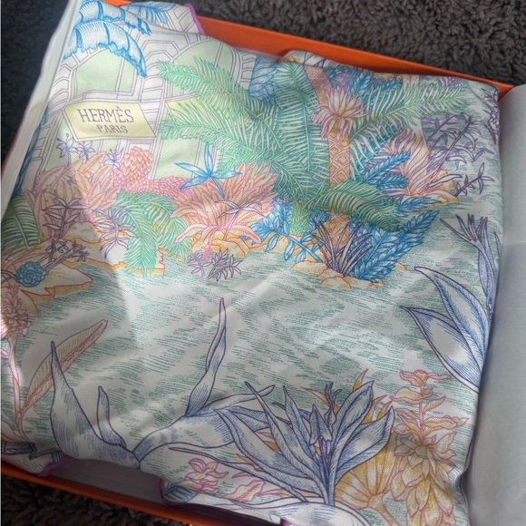Hermes Accessories - Hermes Vibrant silk handkerchief